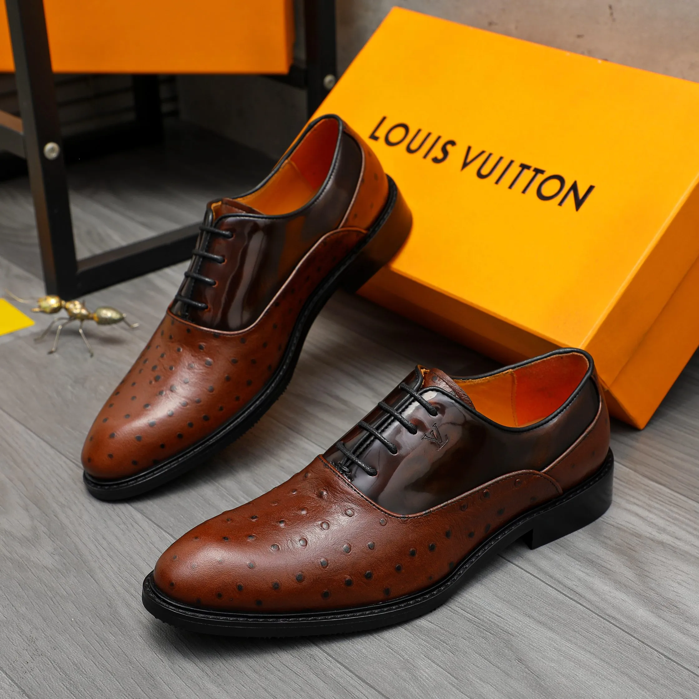 Men's shoes 💰p460 Product trademark: LV (Louis Vuitton) business lace-up formal leather shoes. Regular size: 39-44 (38.45 custom-made, non-refundable) Product materials: Selected high-quality ostrich pattern cowhide spliced ​​with pearlescent cowhide upper, cowhide lining, original rubber outsole